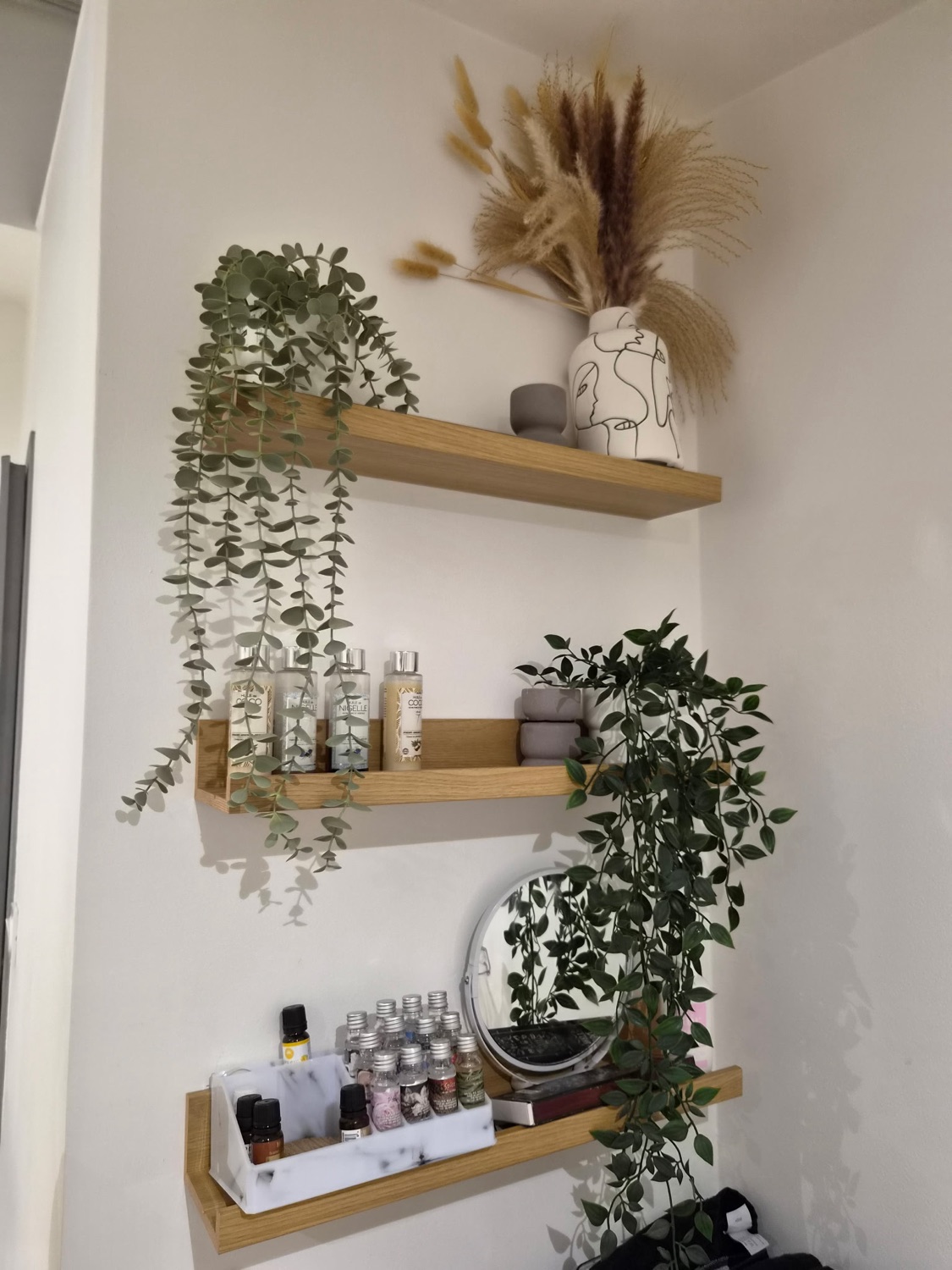 Étagères et détails naturels du studio TouShe à Lyon 9e (Vaise)